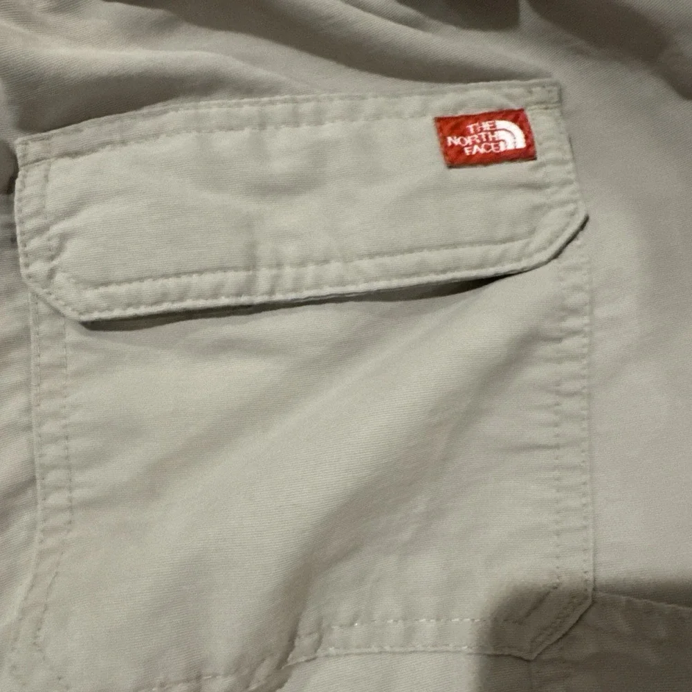 The North Face Shorts Mens Medium Cargo Pockets Hiking Beige Zip Pocket Athletic